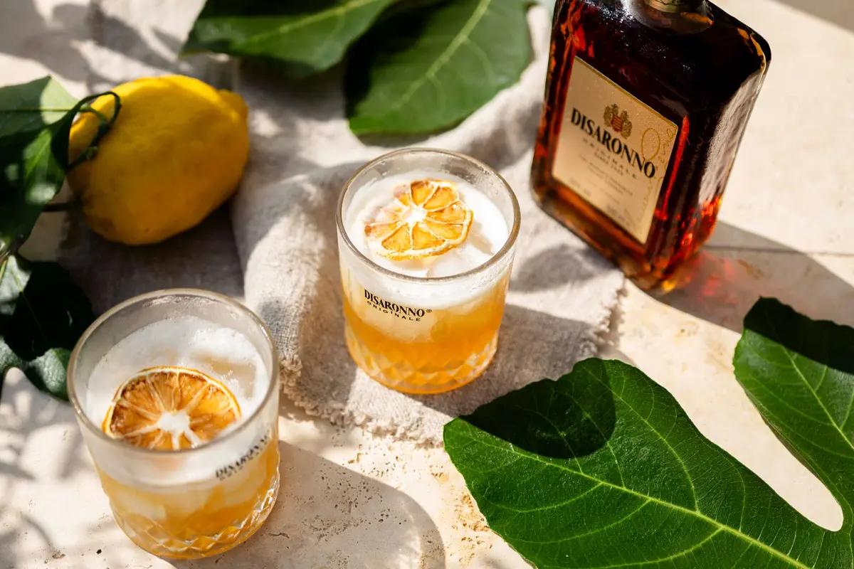 Le cocktail Disaronno Sour débarque cet été sur les terrasses françaises et voici comment le préparer ou le déguster dans les meilleures adresses de Paris, Lyon et Nice