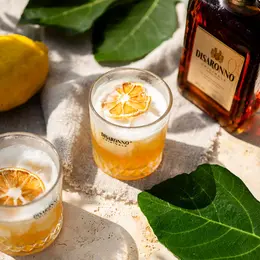 Le cocktail Disaronno Sour débarque cet été sur les terrasses françaises et voici comment le préparer ou le déguster dans les meilleures adresses de Paris, Lyon et Nice