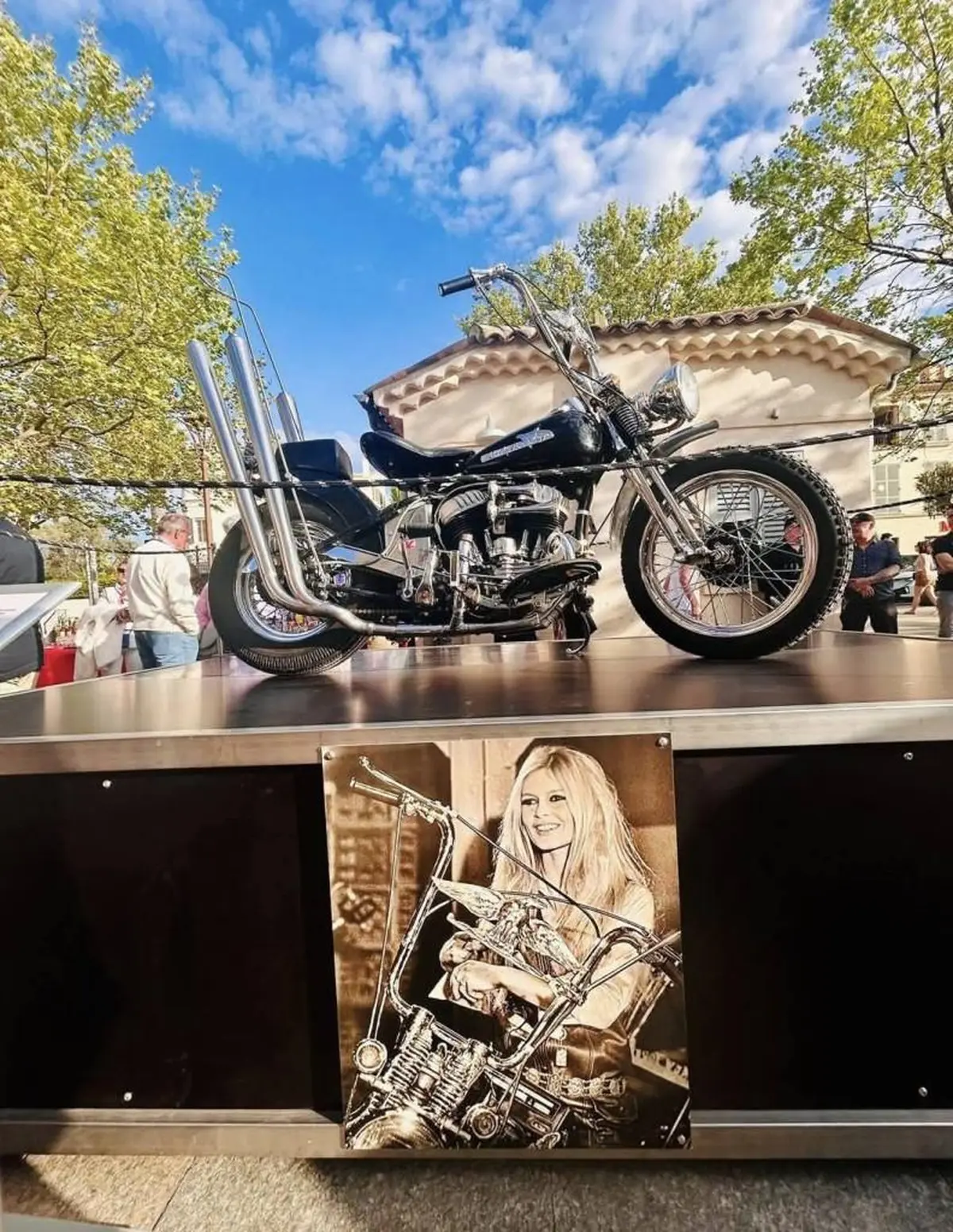 La moto mythique de Brigitte Bardot ressuscitée à Saint-Tropez par un artiste tropézien en avril 2026