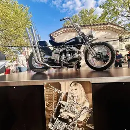 La moto mythique de Brigitte Bardot ressuscitée à Saint-Tropez par un artiste tropézien en avril 2026