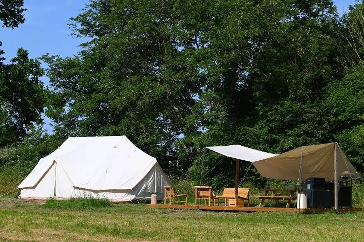 Dès cet été, 6 tentes de glamping ouvrent dans le Perche sur un domaine de 38 hectares mêlant ferme en activité et nature préservée en Eure-et-Loir