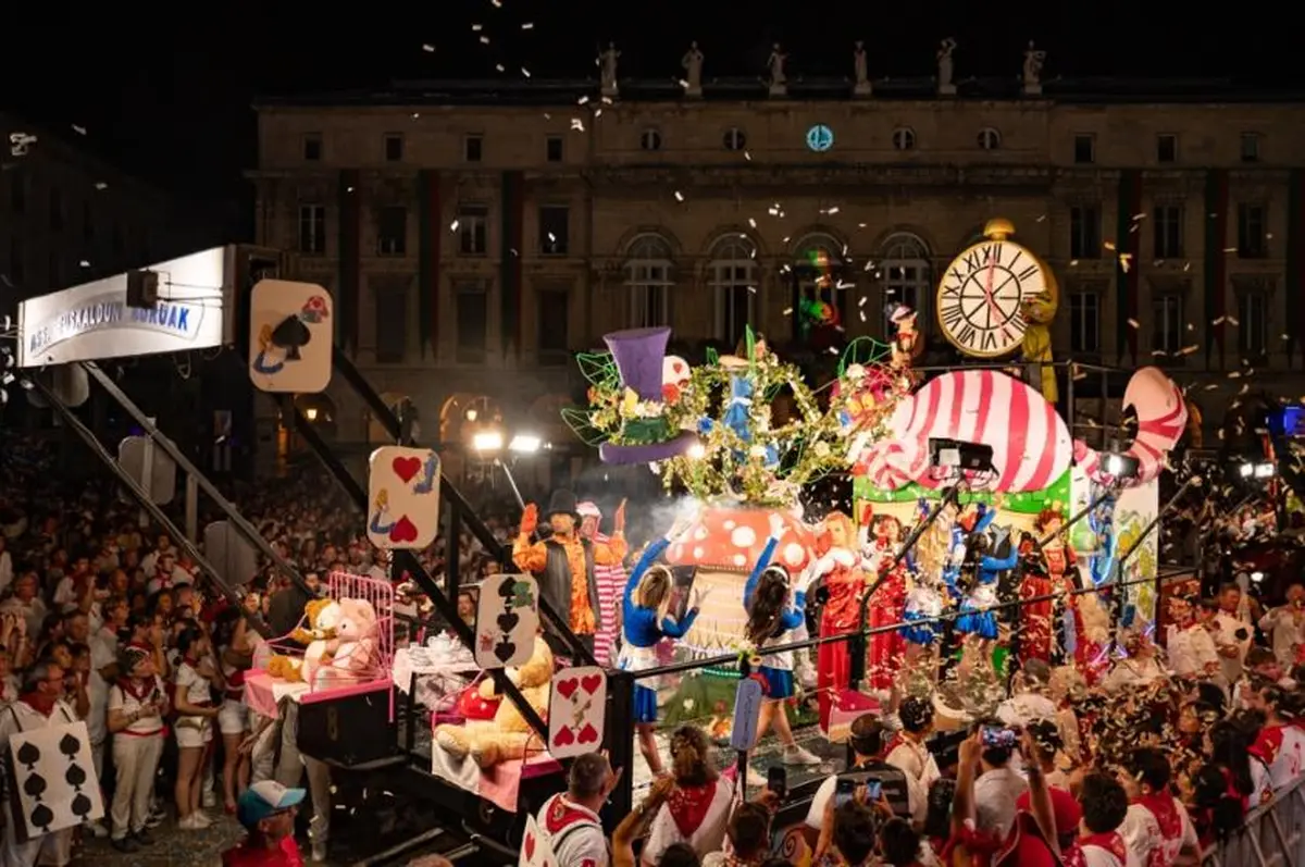 Défilé de chars illuminés aux Fêtes de Bayonne 2026