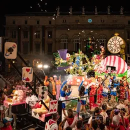 Défilé de chars illuminés aux Fêtes de Bayonne 2026