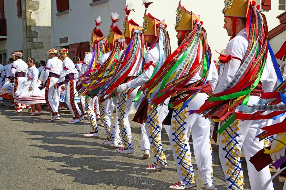 Exposition sur le costume basque et les danseurs traditionnels à Bayonne
