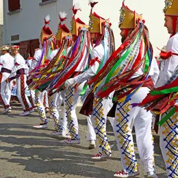 Exposition sur le costume basque et les danseurs traditionnels à Bayonne
