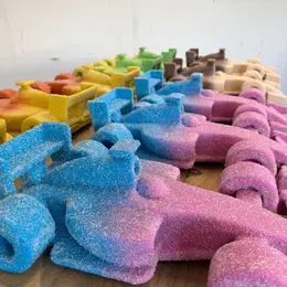 JISBAR mêle Formule 1 et bonbons acidulés dans une nouvelle collection de sculptures en résine incrustée de verre pilé