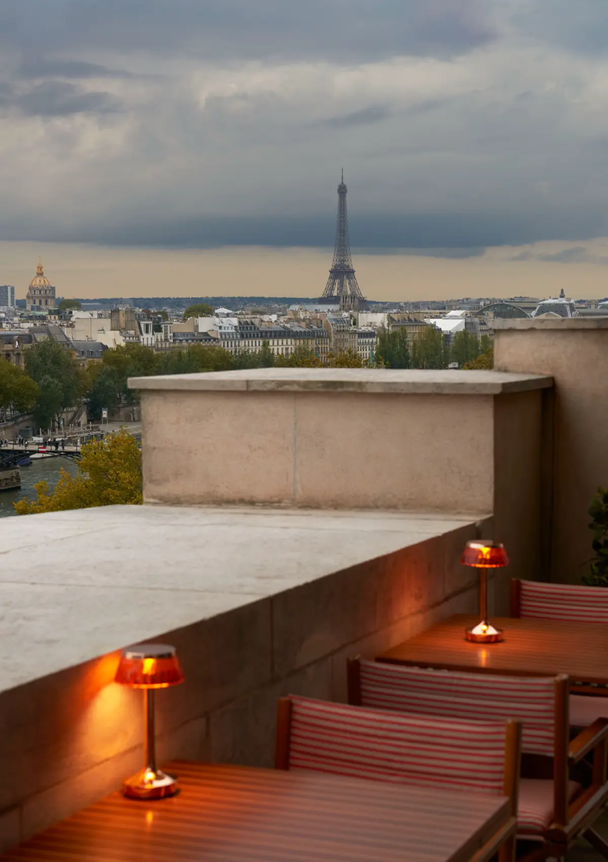 La terrasse panoramique du Langosteria Paris s'ouvre au 7ème étage du Cheval Blanc avec une vue imprenable de Notre-Dame au Sacré-Cœur