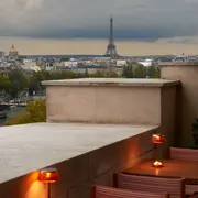 La terrasse panoramique du Langosteria Paris s'ouvre au 7ème étage du Cheval Blanc avec une vue imprenable de Notre-Dame au Sacré-Cœur