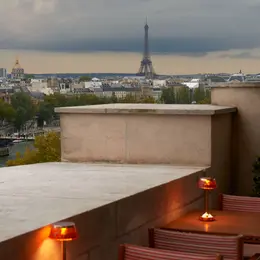 La terrasse panoramique du Langosteria Paris s'ouvre au 7ème étage du Cheval Blanc avec une vue imprenable de Notre-Dame au Sacré-Cœur