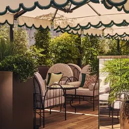 Le rooftop du Fouquet's Paris rouvre cet été avec une ambiance japonisante et une vue imprenable sur la Tour Eiffel