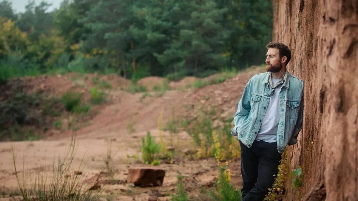 Loner Deer dévoile son album Wildflowers, entre folk, pop et country