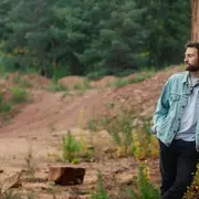 Loner Deer dévoile son album Wildflowers, entre folk, pop et country