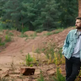 Loner Deer dévoile son album Wildflowers, entre folk, pop et country