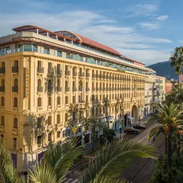 Cet été à Nice, la Dolce Riviera s'installe sur le rooftop de l'Anantara Plaza avec balades en Vespa, cocktails au limoncello et dîners méditerranéens entre France et Italie