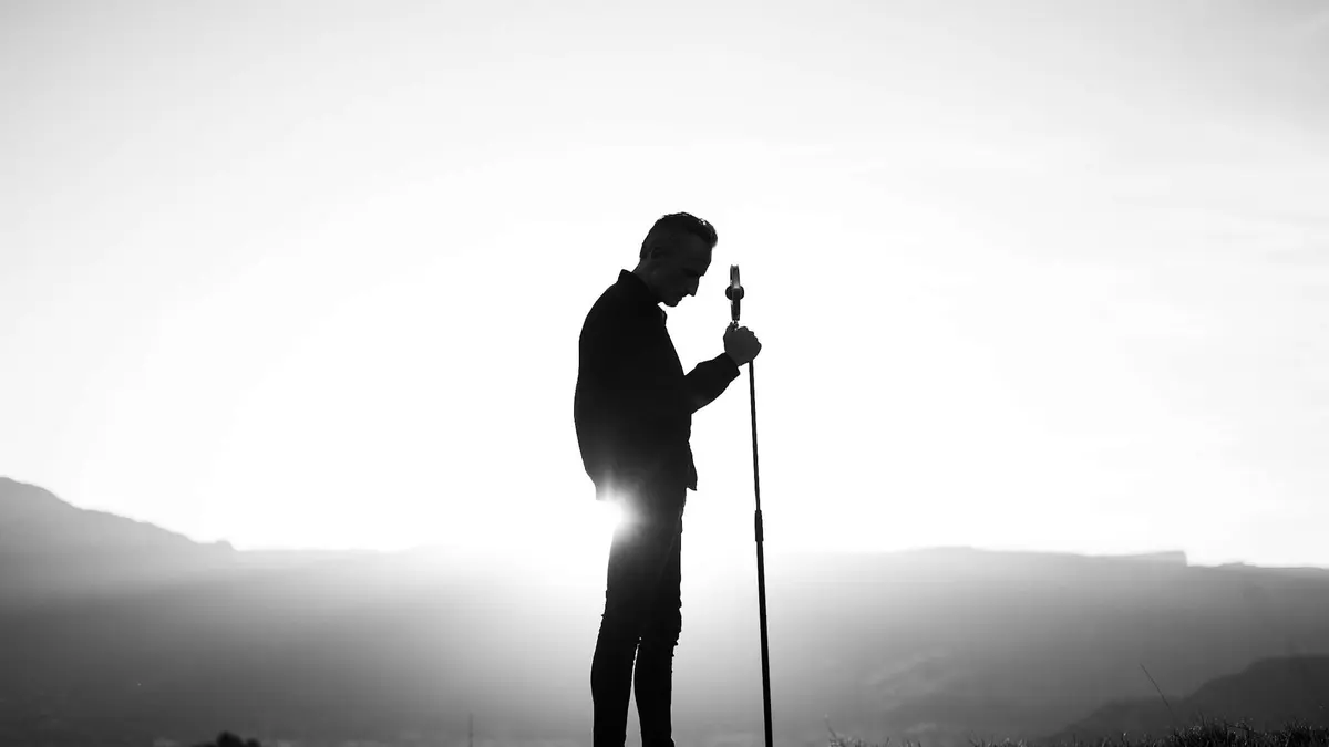Makja en concert cet été dans le Sud de la France, une tournée acoustique en trio à ne pas manquer avant sa nouvelle sortie en juin