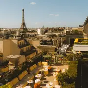 Ce rooftop parisien sans réservation offre une vue sur la Tour Eiffel et le Sacré-Coeur dès 30 euros cet été 2026