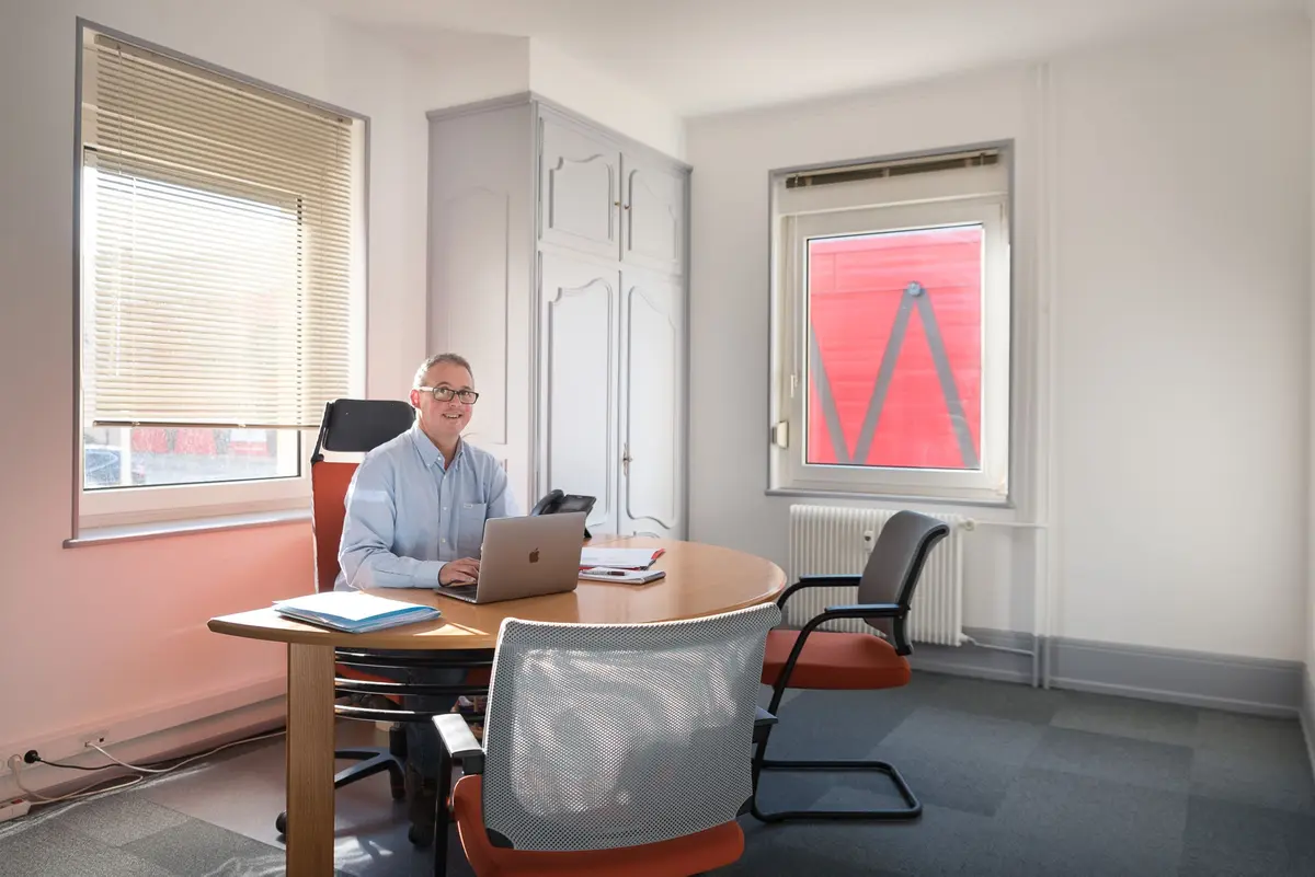 Christophe Lichtenauer au sein de son agence Lichtenauer Immobilier, à Brunstatt-Didenheim.