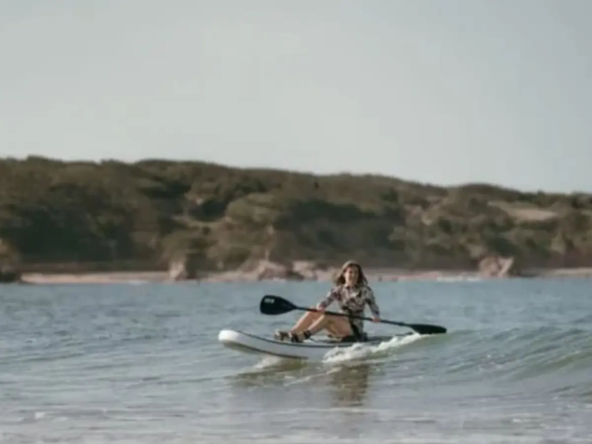Initiation au kayak-surf à la plage du Veillon (85)