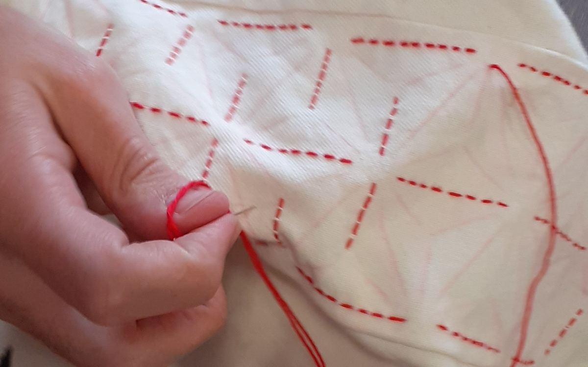 Le point droit est une technique facile qui rend la broderie japonaise très accessible.