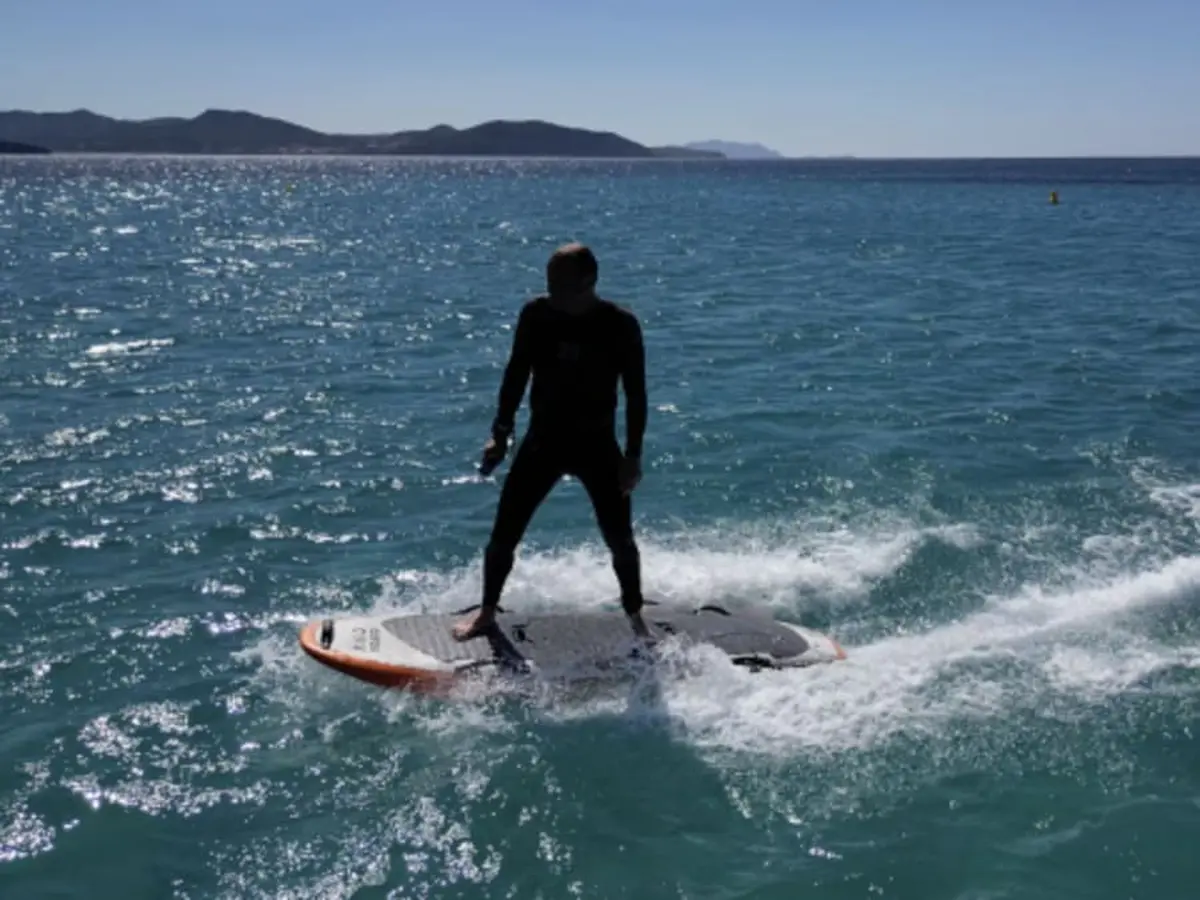 Initiation au surf électrique sur le lac de Biscarrosse (40)