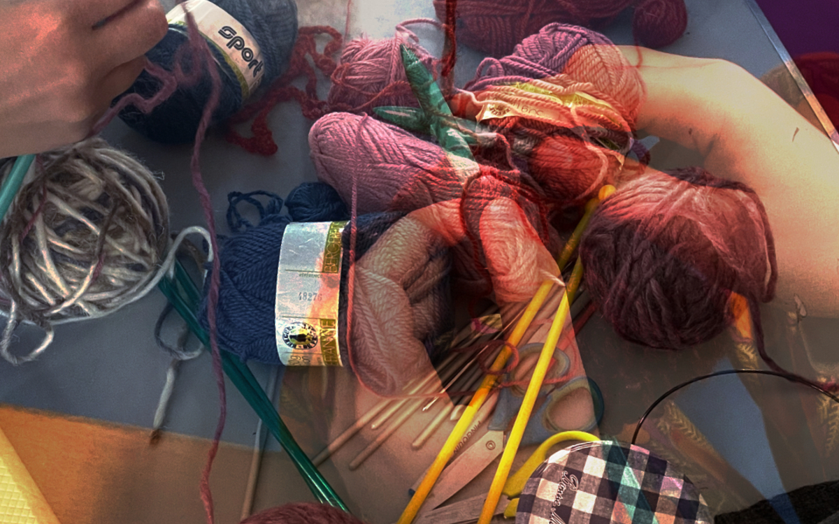 Les participant.es apprennent à tricoter et crocheter.