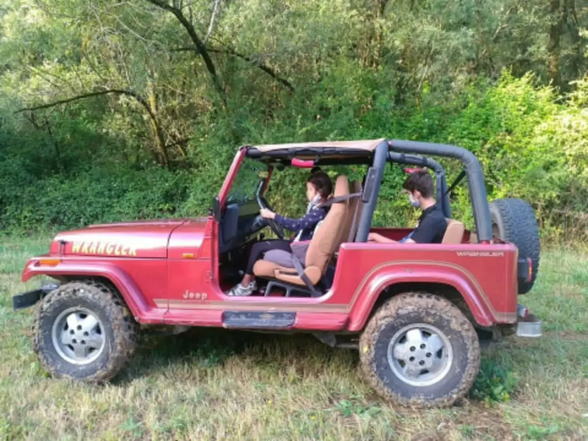 Initiation pour enfants à la conduite d'une Jeep dans le Gers