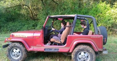 Initiation pour enfants &agrave; la conduite d'une Jeep dans le Gers