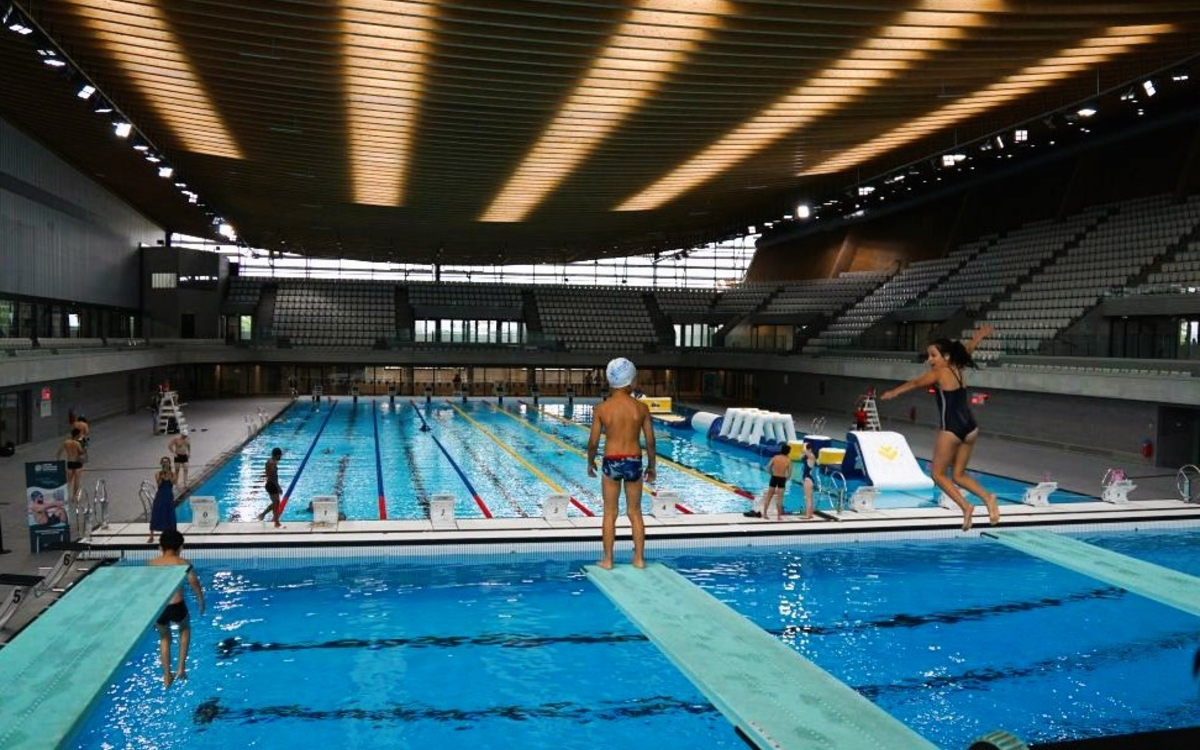 Initiations plongeon enfants sautant de 3m au centre aquatique olympique