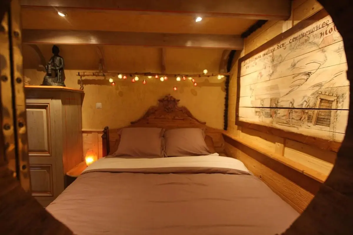 La chambre : n'ayez crainte, le lit n'a pas une taille de Hobbit