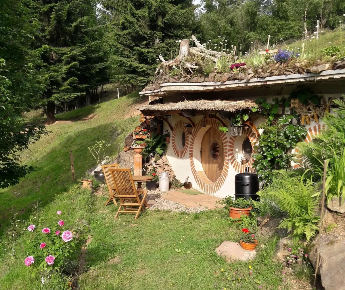 Dormir dans la maison du Hobbit : c'est possible dans les Vosges !