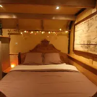 La chambre : n'ayez crainte, le lit n'a pas une taille de Hobbit &copy; maisondehobbitvosges.fr