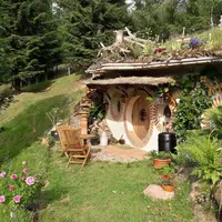 Dormir dans la maison du Hobbit : c'est possible dans les Vosges ! &copy; maisondehobbitvosges.fr