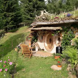 Insolite : vous pouvez dormir dans une vraie maison de Hobbit au cœur des Vosges