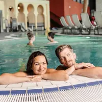 Instant détente en couple dans les bassins intérieurs d'aquabasilea DR