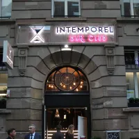 Tapis rouge pour entrer à l'Intemporel Bar Club à Strasbourg DR