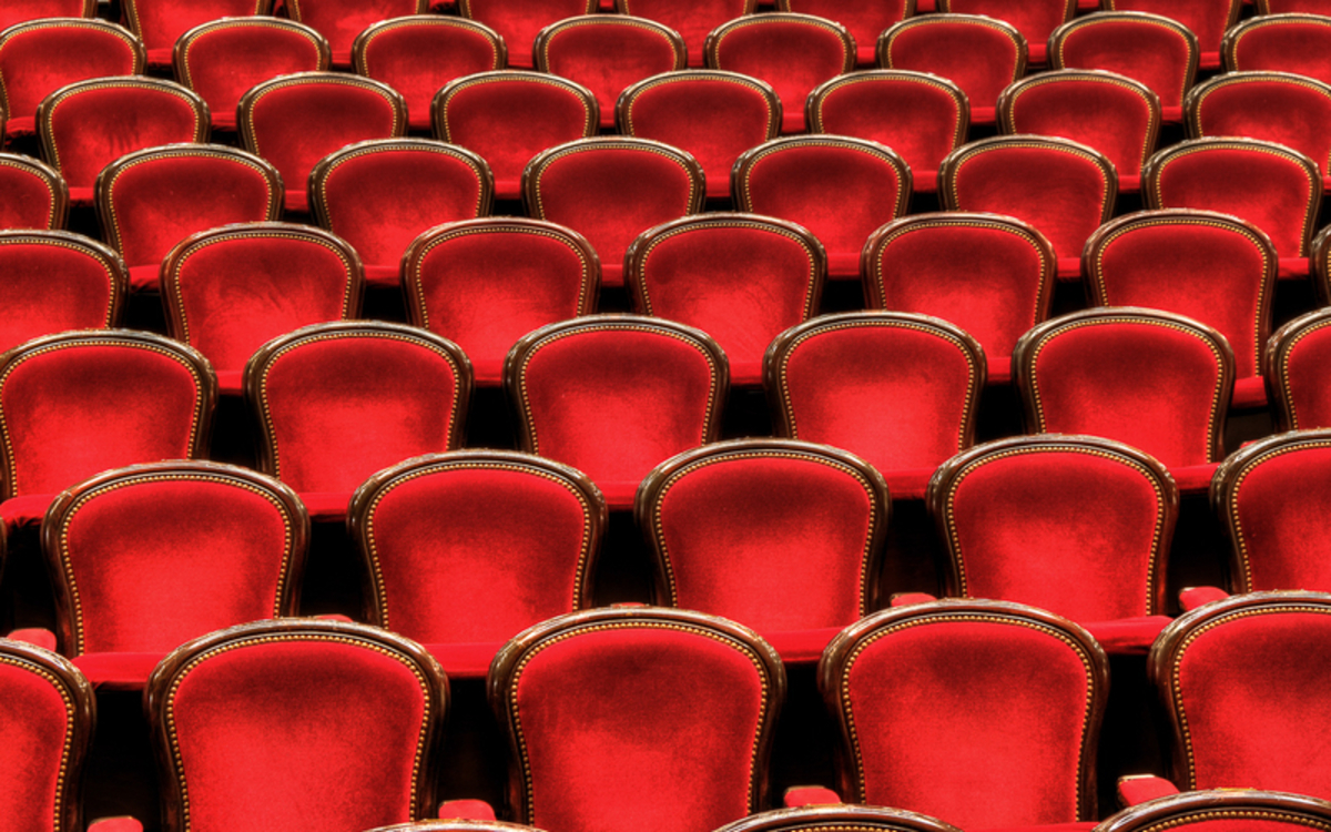 Invitation au voyage au-delà du regard au Théâtre Mogador