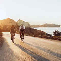 Itinéraires à vélo dans les Alpes-Maritimes : du Mercantour à la Méditerranée