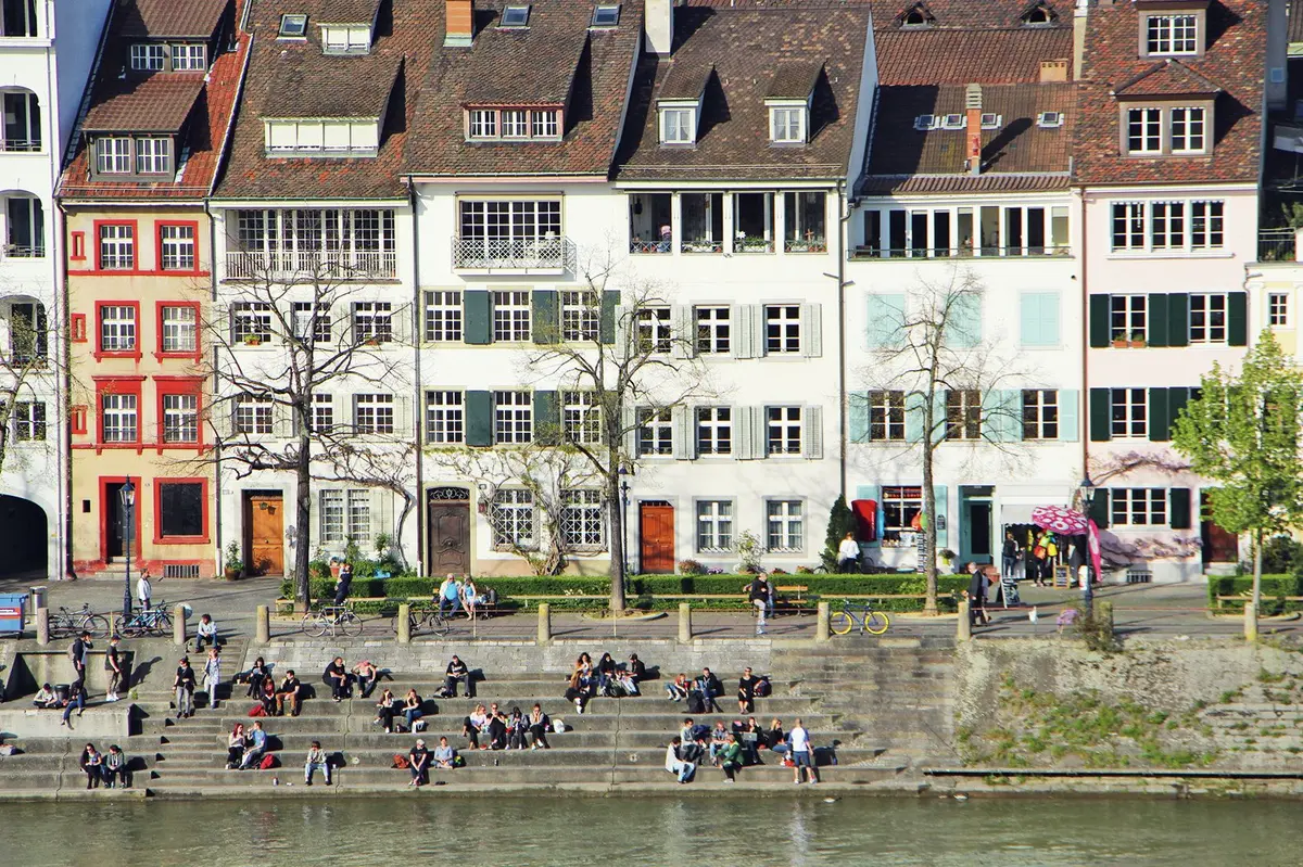 Les quais aménagés au bord du Rhin