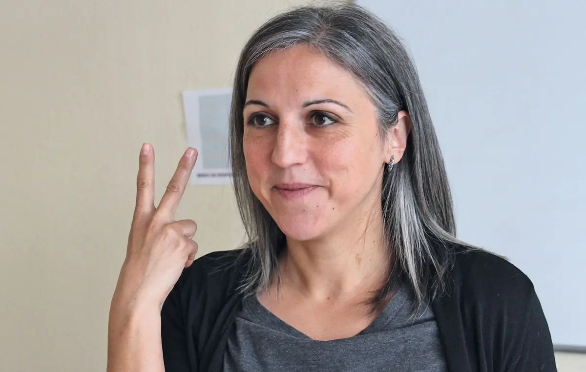 Sara apprend la langue des signes depuis deux mois