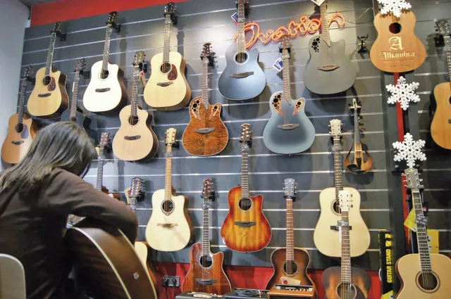 Un mur de guitares chez Galland