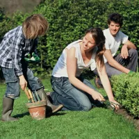 Le jardinage est une activité ludique et agréable pour toute la famille&nbsp;! &copy; Jérôme Berquez - fotolia.com