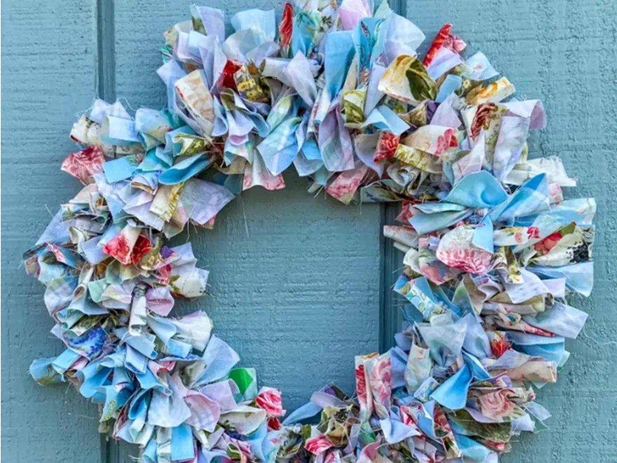 Je crée une couronne de tissu avec Anne à la Recyclerie
