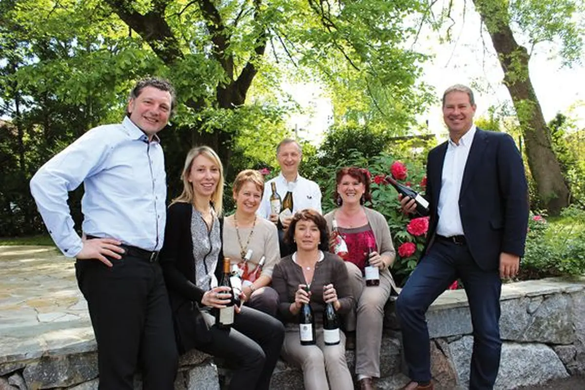 Nicolas Jeangeorge et Marc Deyber (debouts) et leur équipe de professionnels du vin