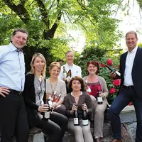 Nicolas Jeangeorge et Marc Deyber (debouts) et leur équipe de professionnels du vin &copy; M.O.