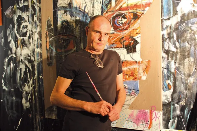 Jean-Christophe Przybylski dans son atelier à domicile, lui permettant de peindre les nuits et les week-ends