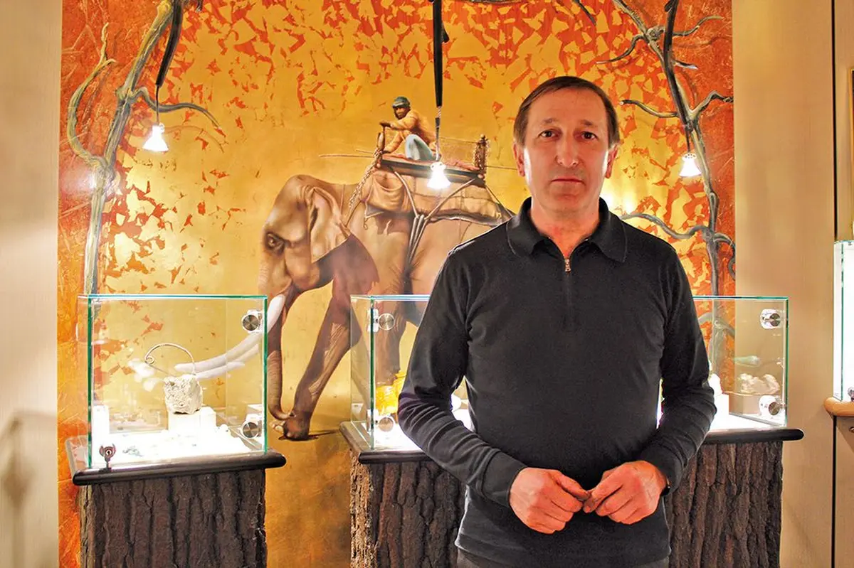 Jean-Louis Roelly transmet son savoir-faire aux jeunes générations
et compte 13 personnes  dans son équipe