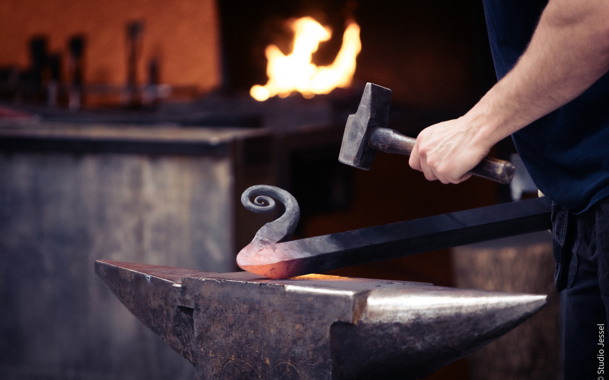 Découvrez des savoir-faire comme la ferronnerie d'art, la charpente ou encore la taille de pierre