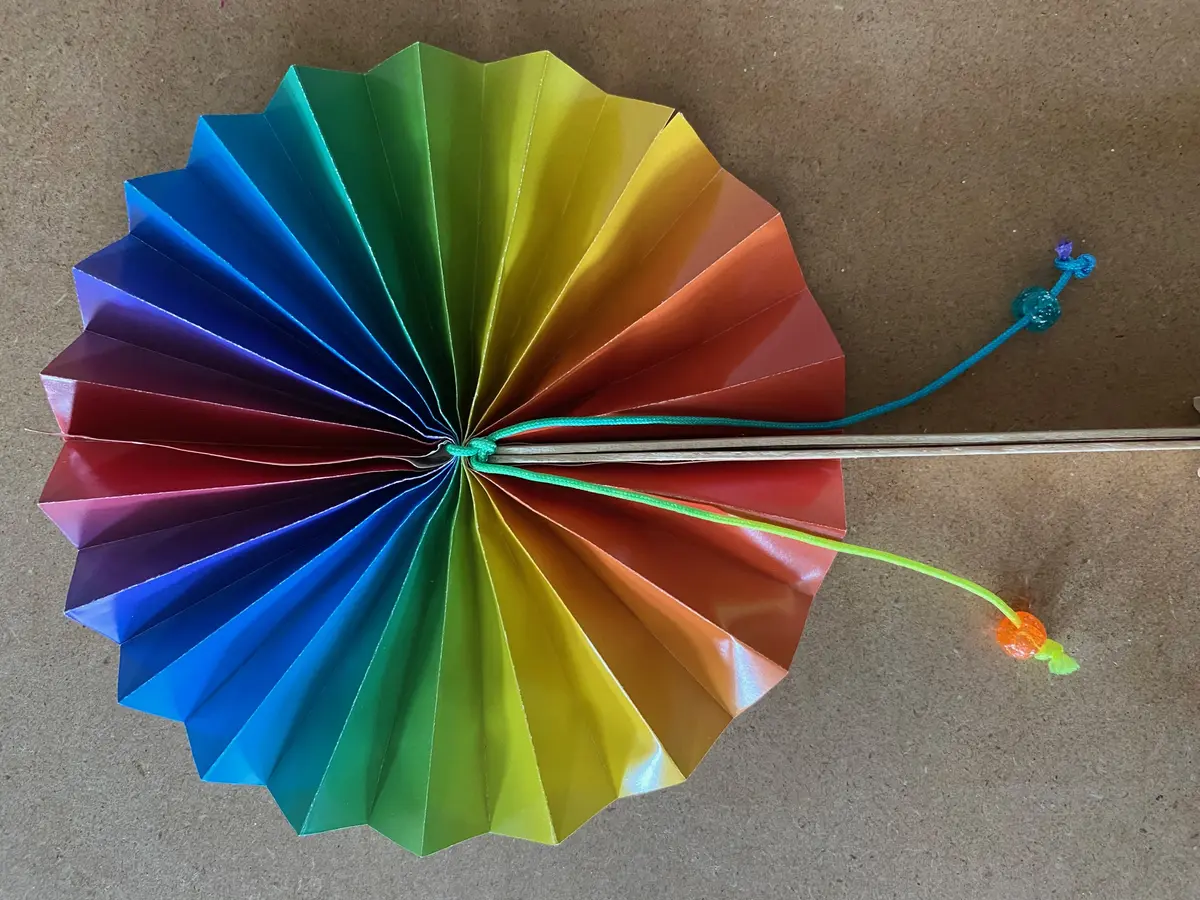 JEU(X)DIS D’ÉTÉ | Atelier créatif Éventail arc-en-ciel