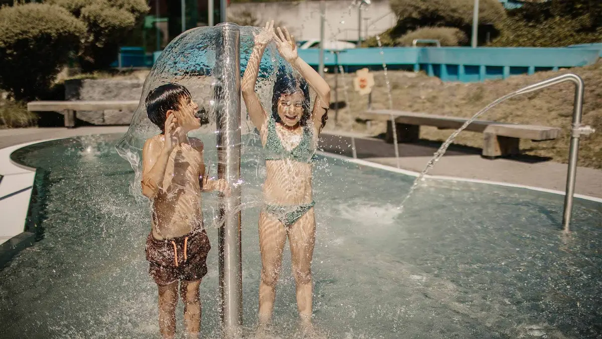 Jeux d’eau et rires en famille à aquabasilea