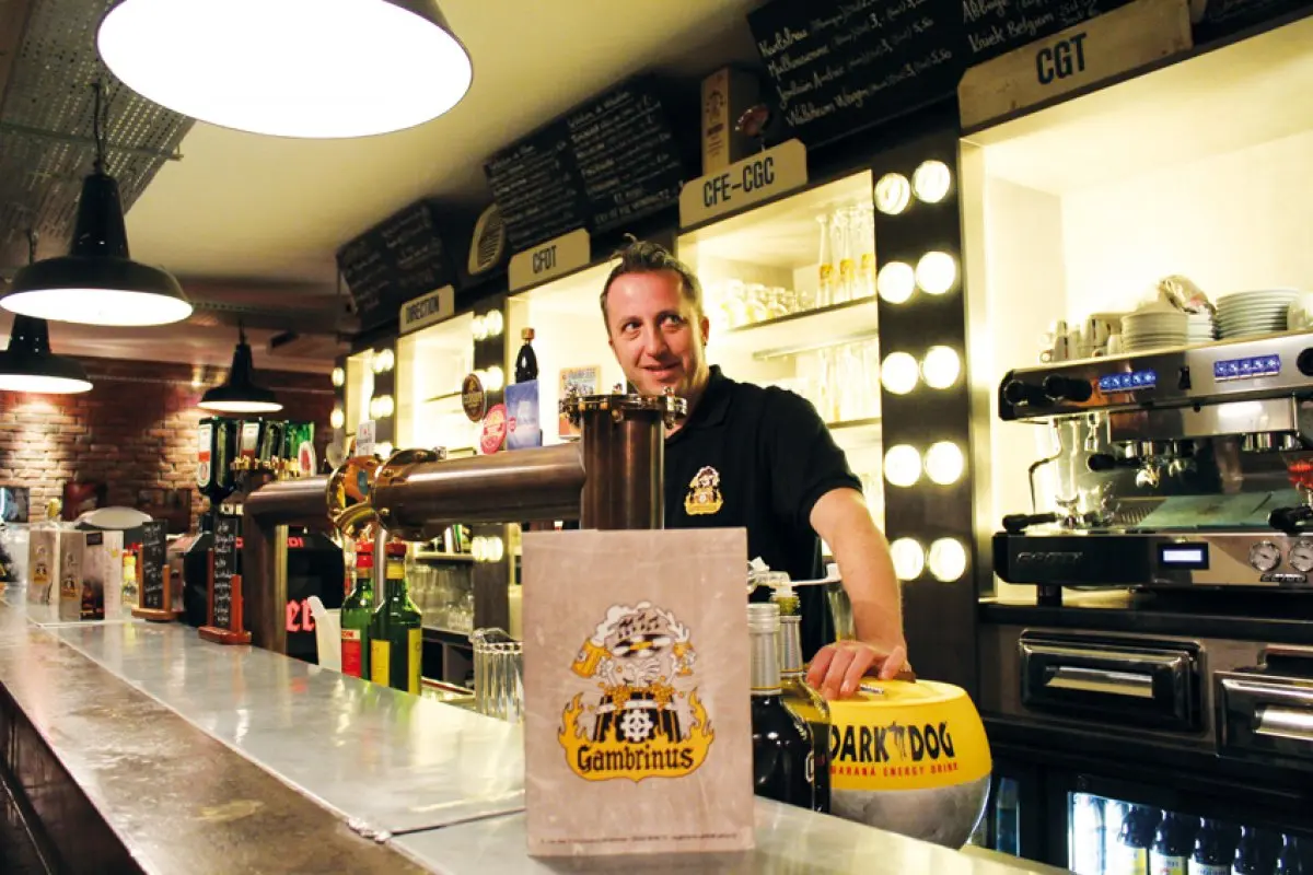 Jipé hésite : va-t-il vous servir une blonde ou une brune ?